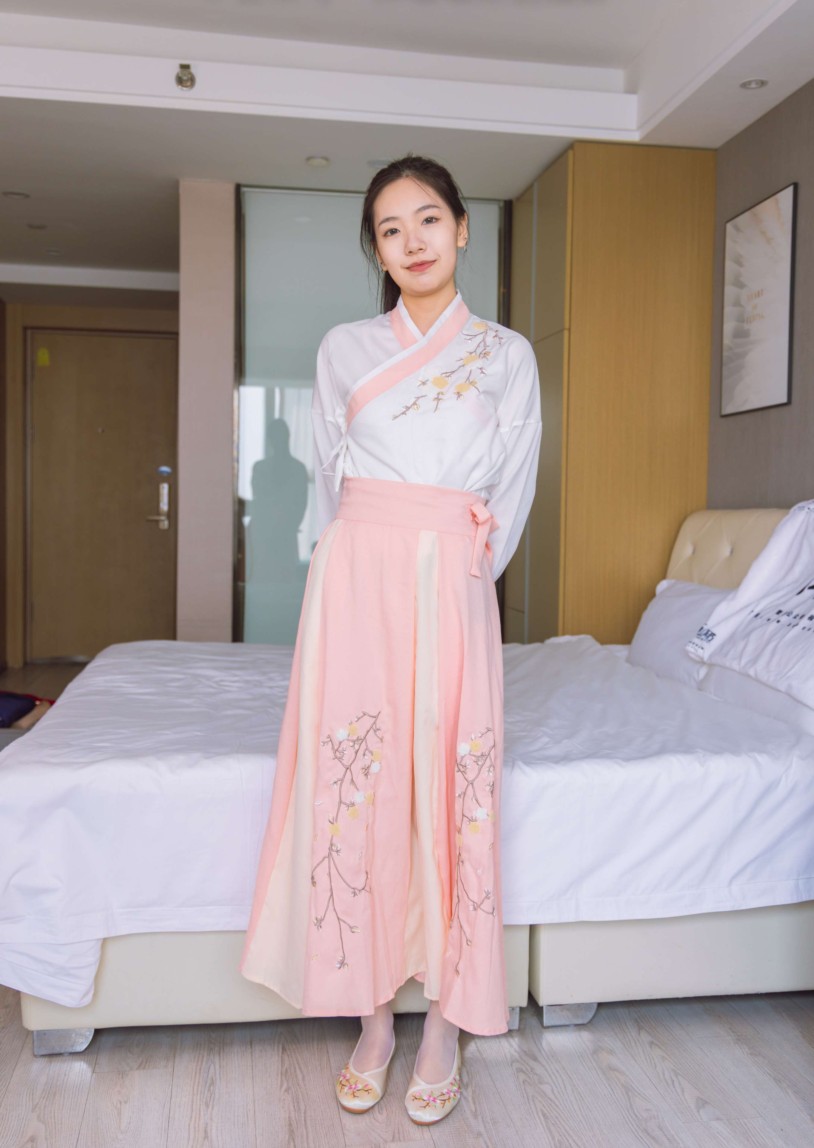 《小甜豆-古装布鞋白丝の裸足》作品图