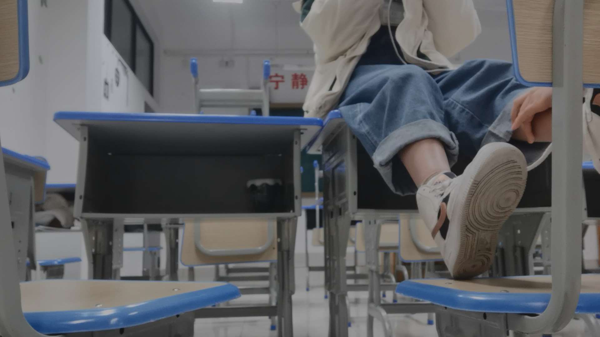 《[视频]教室脚底写字》作品图