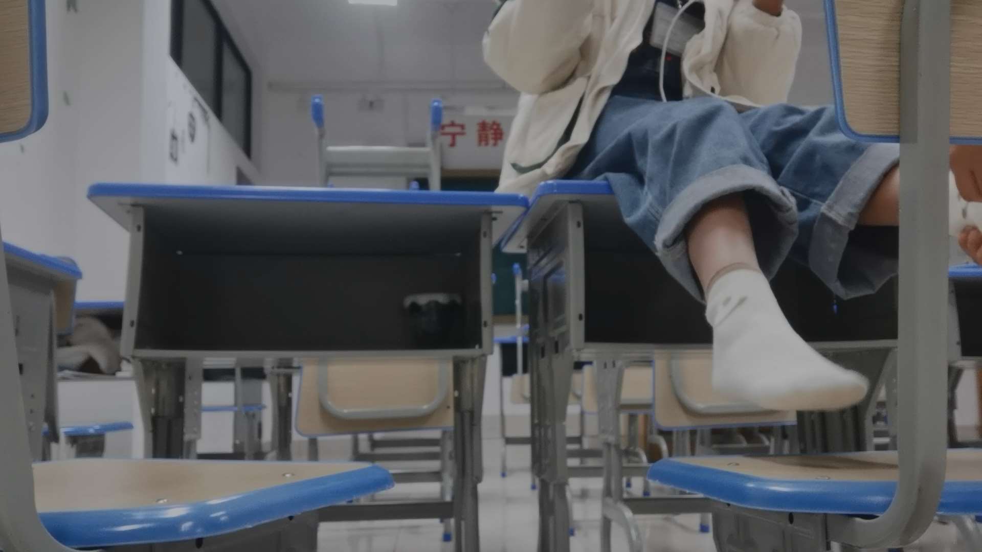 《[视频]教室脚底写字》作品图