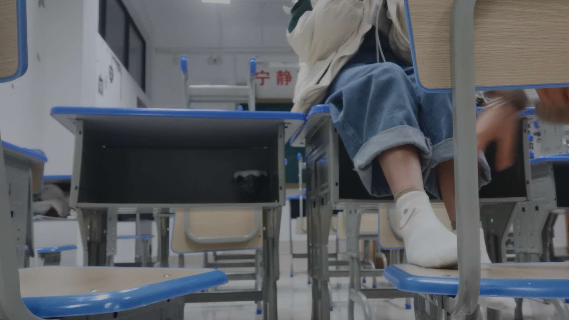 《[视频]教室脚底写字》作品图