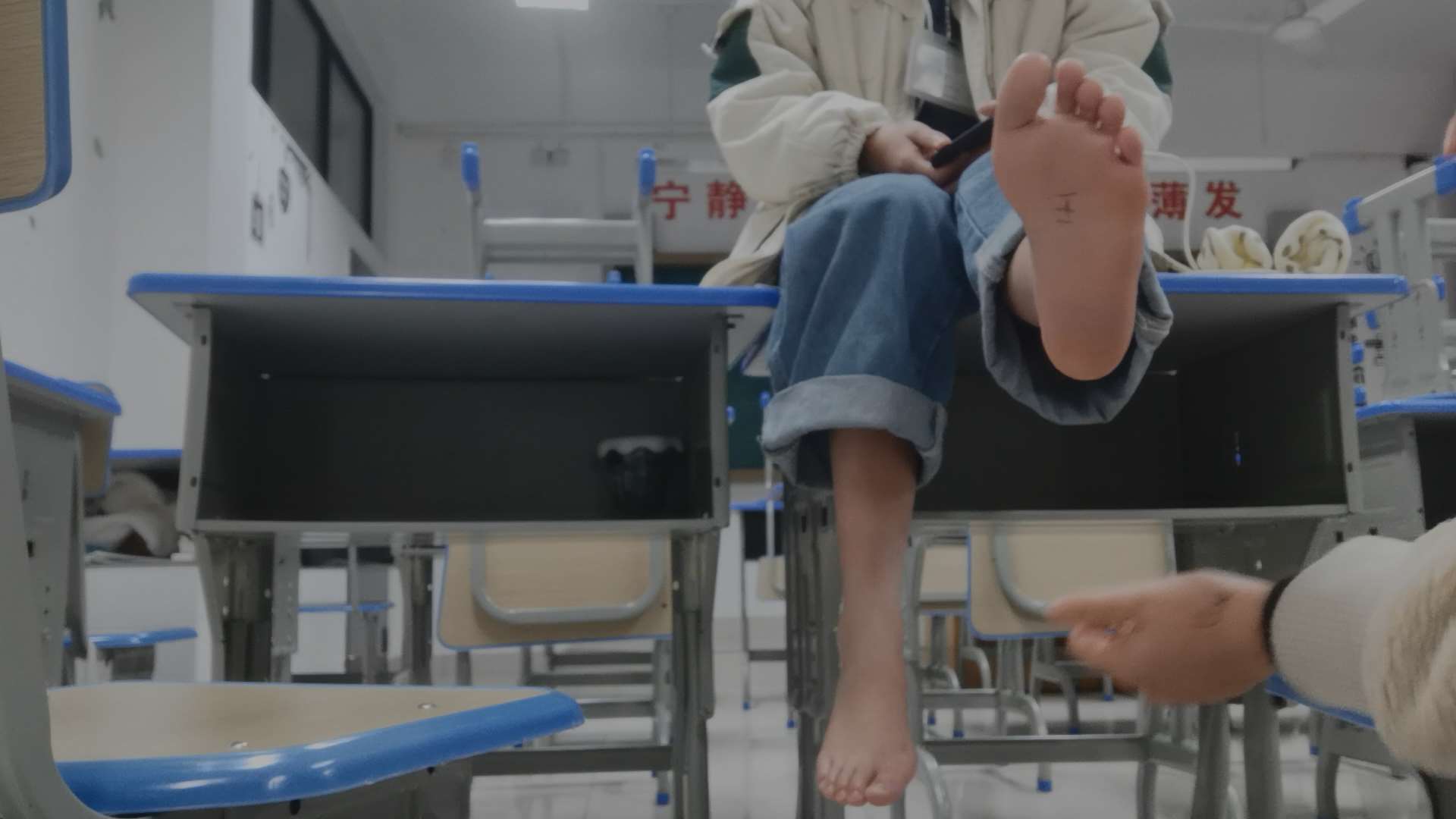 《[视频]教室脚底写字》作品图