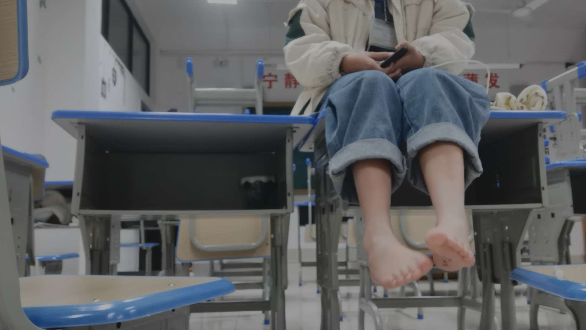 《[视频]教室脚底写字》作品图