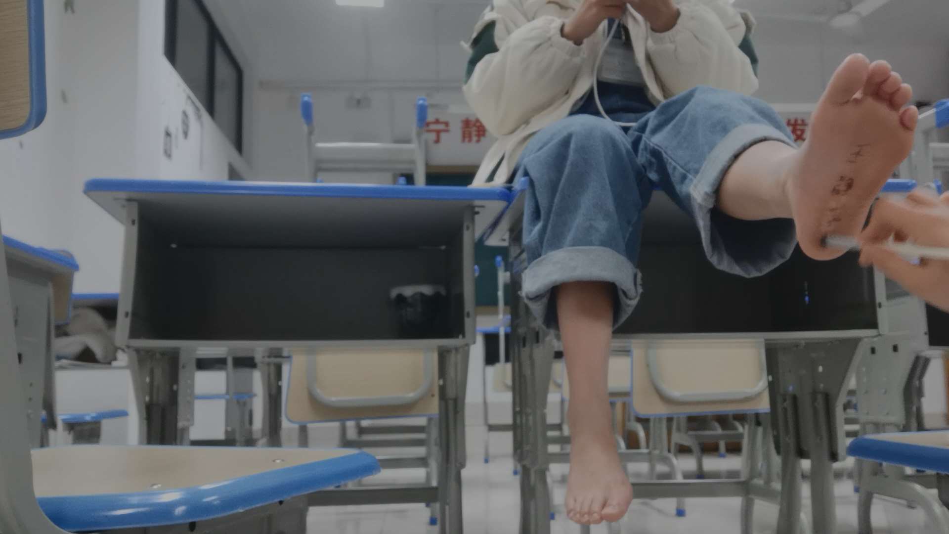 《[视频]教室脚底写字》作品图