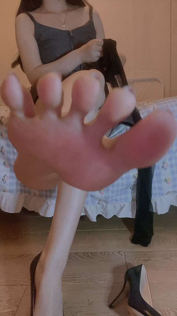 《[视频]直播女神@沐儿穿黑丝》作品图