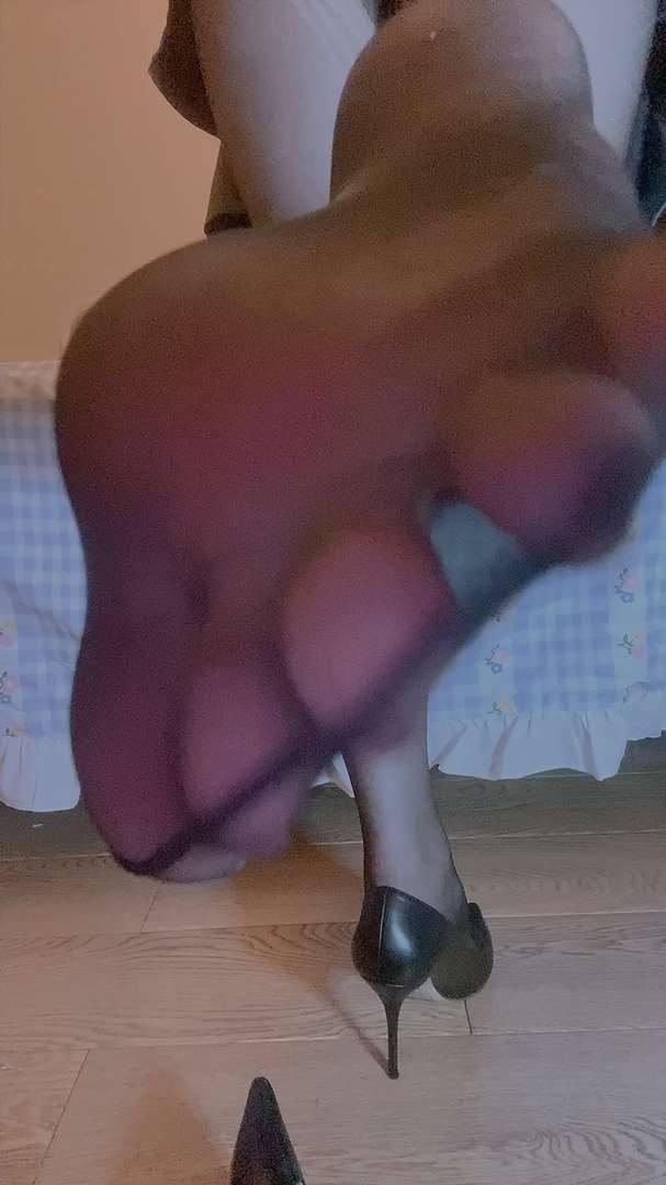 《[视频]直播女神@沐儿穿黑丝》作品图