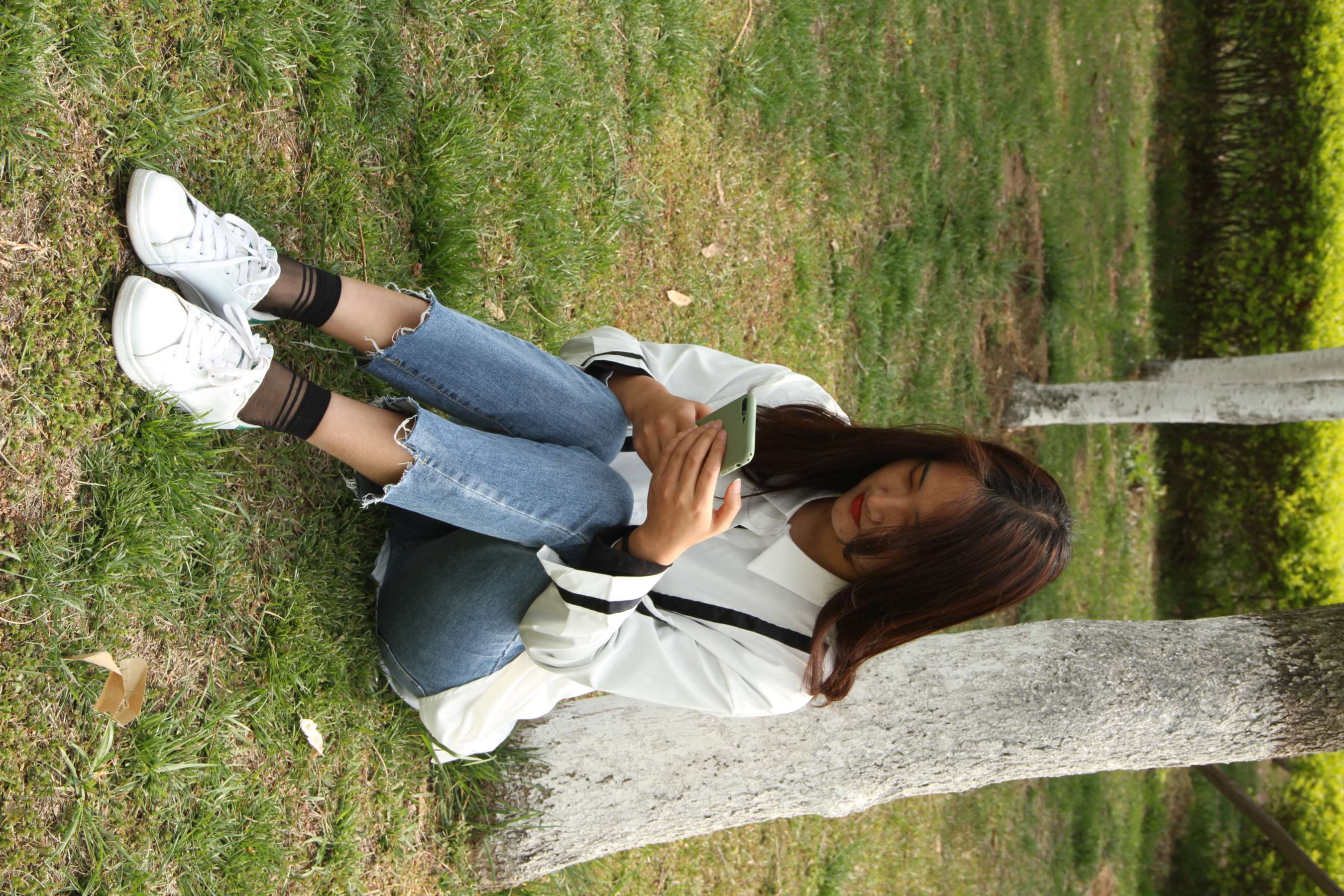 《跑了一天 草地上休息片刻 让我的脚透透气》作品图