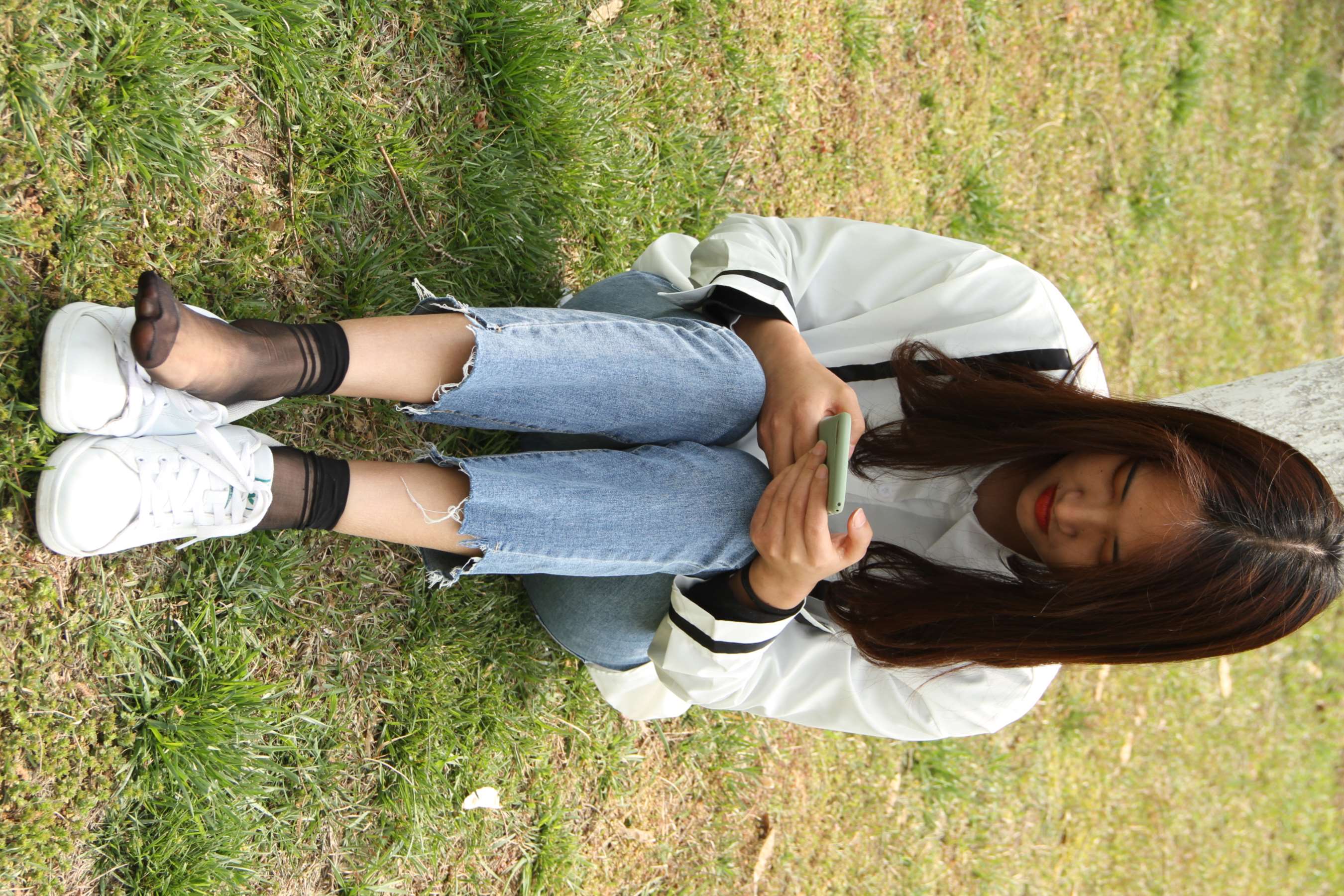 《跑了一天 草地上休息片刻 让我的脚透透气》作品图