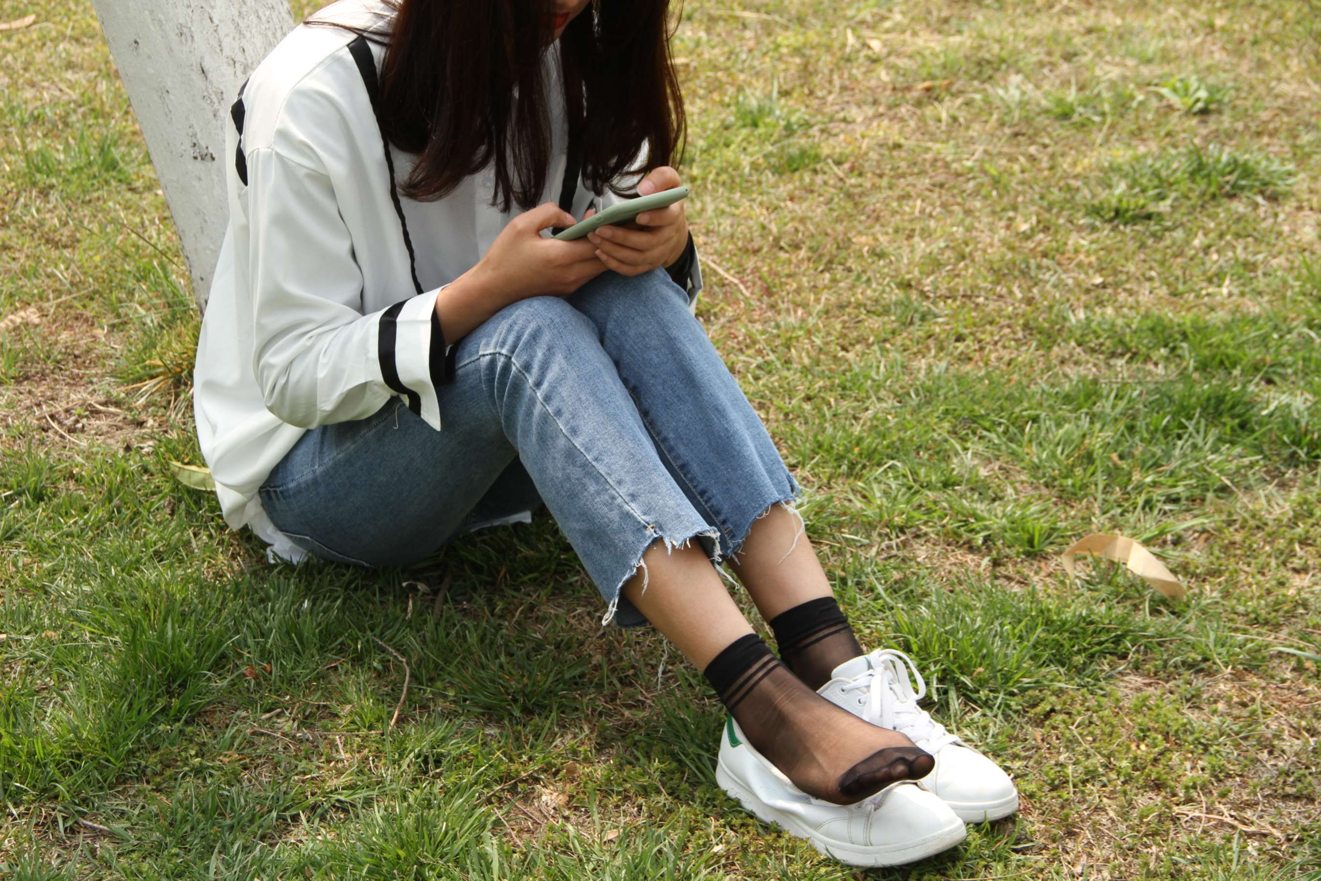 《跑了一天 草地上休息片刻 让我的脚透透气》作品图