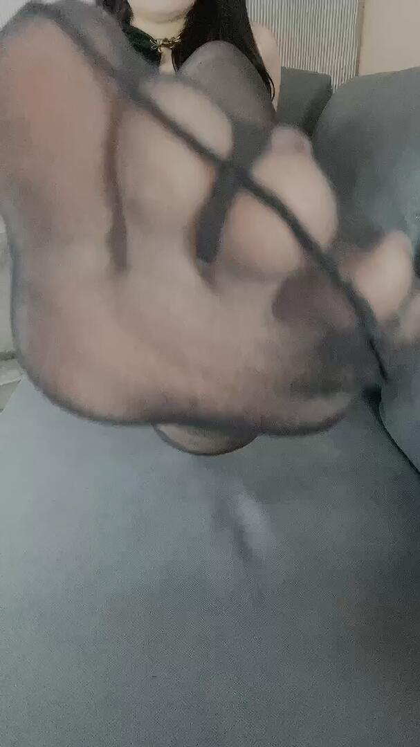 《[视频]直播女神@沐儿薄黑丝脚》作品图