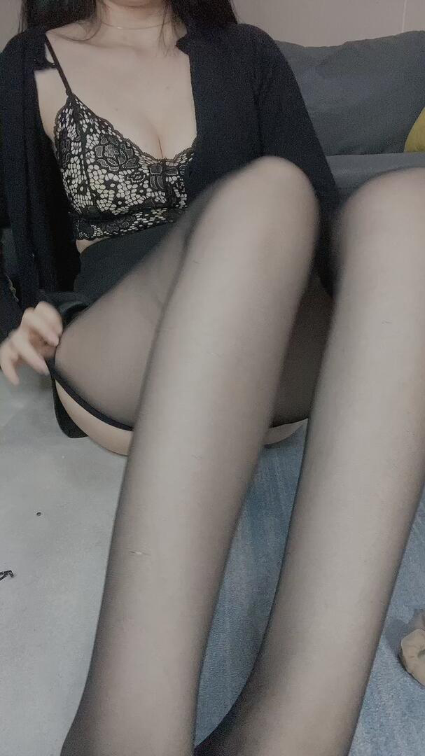 《[视频]直播女神@沐儿嫩足穿薄丝》作品图