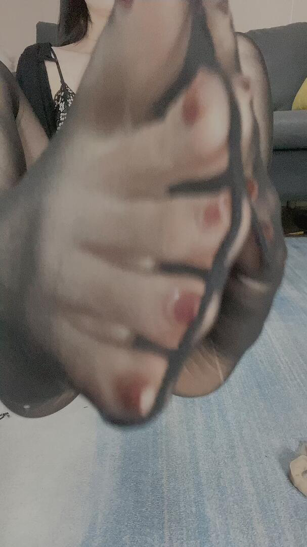 《[视频]直播女神@沐儿嫩足穿薄丝》作品图