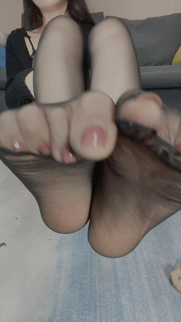 《[视频]直播女神@沐儿嫩足穿薄丝》作品图