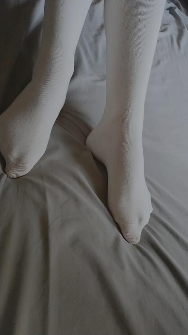 《[视频]妹妹的白丝白袜脚》作品图