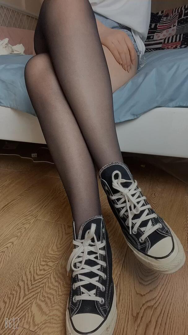 《[视频]直播女神@沐儿脱黑丝踩面包》作品图