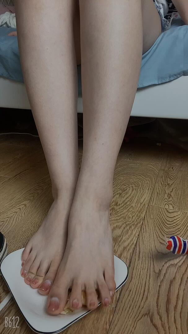 《[视频]直播女神@沐儿脱黑丝踩面包》作品图