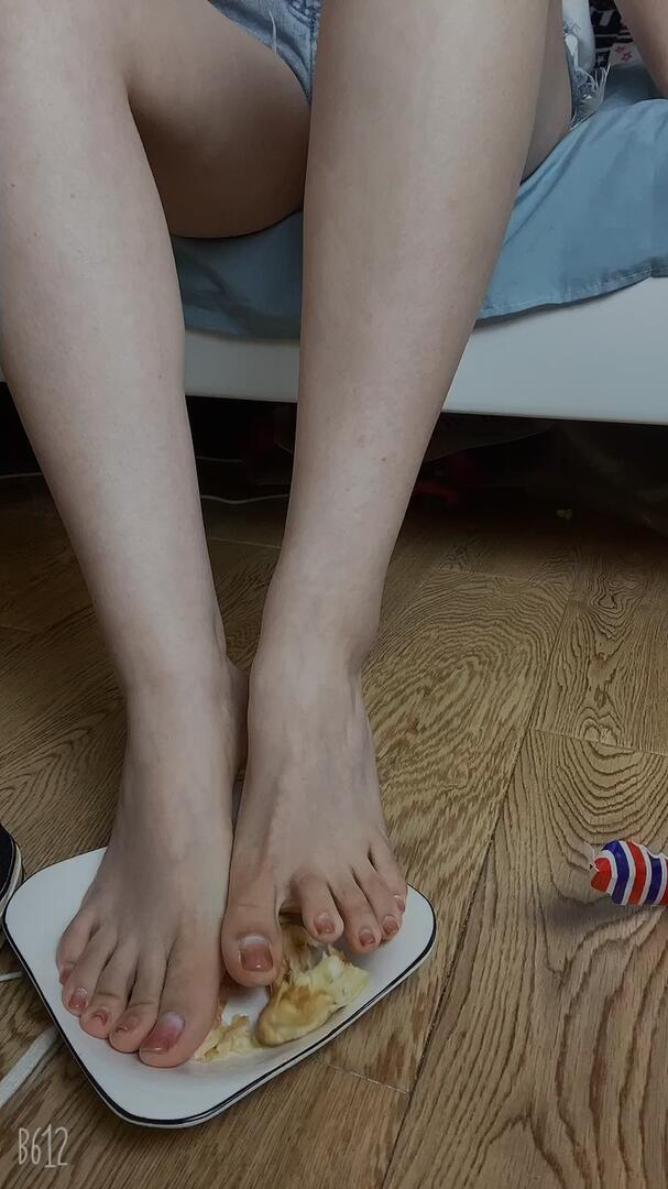 《[视频]直播女神@沐儿脱黑丝踩面包》作品图