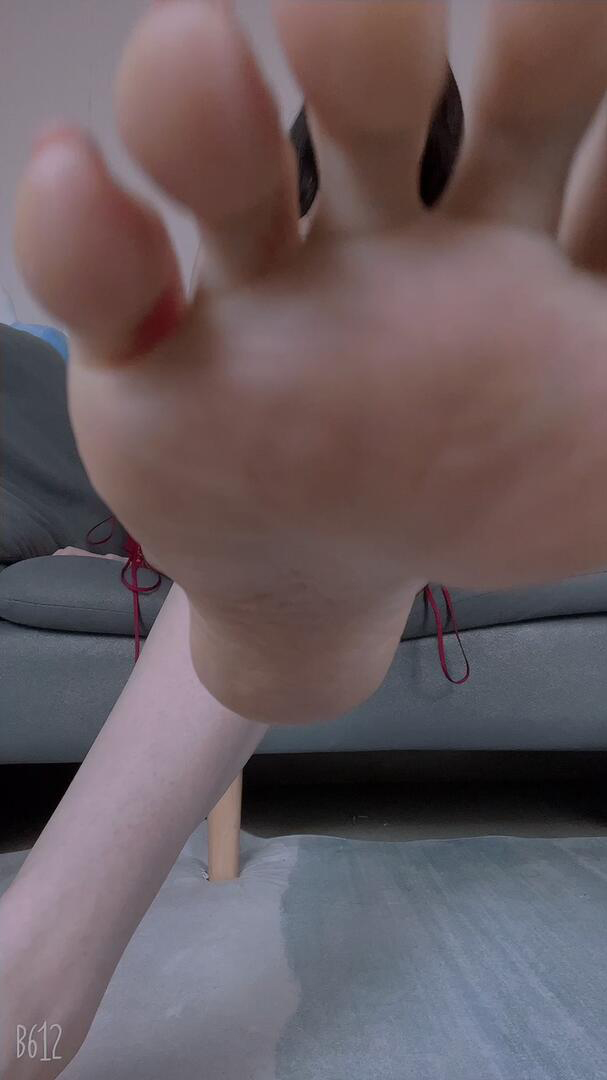 《[视频]直播女神@沐儿吊带高跟の嫩足》作品图