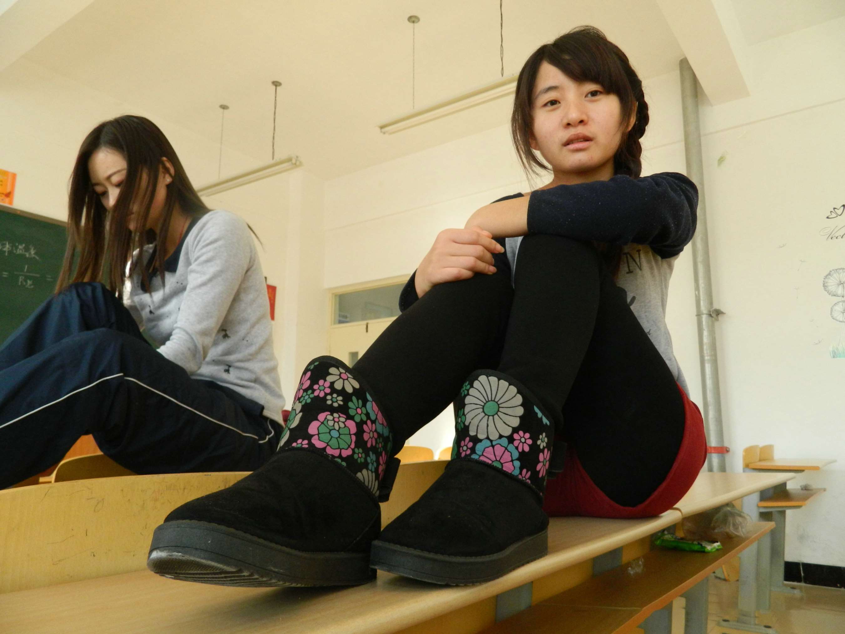 《朵朵教室课桌展棉袜脚丫》作品图