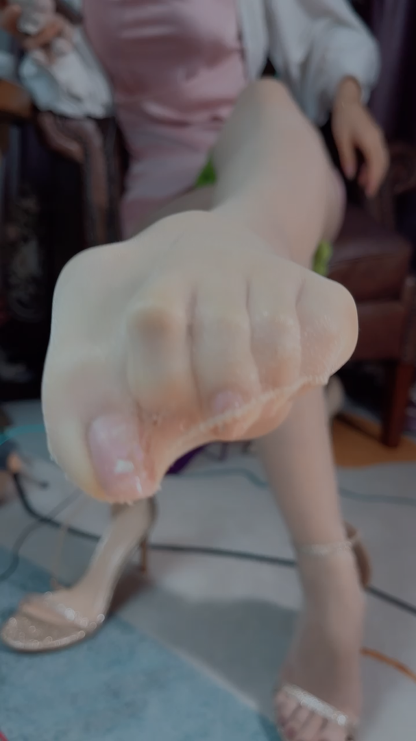 《[视频]直播女神颜颜高跟肉丝》作品图