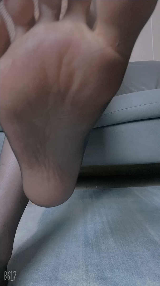 《[视频]直播女神@沐儿睡衣黑丝》作品图