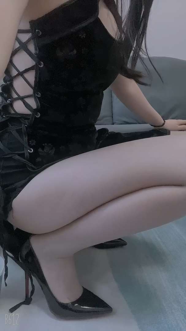 《[视频]直播女神@沐儿吊带裙の丝足》作品图