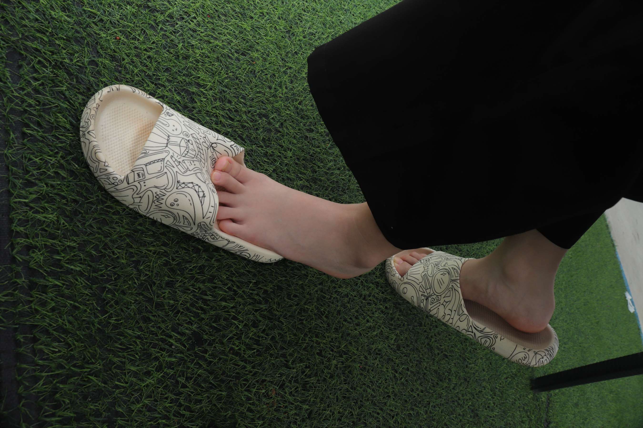 《表妹室外展示36码修长嫩白美脚》作品图