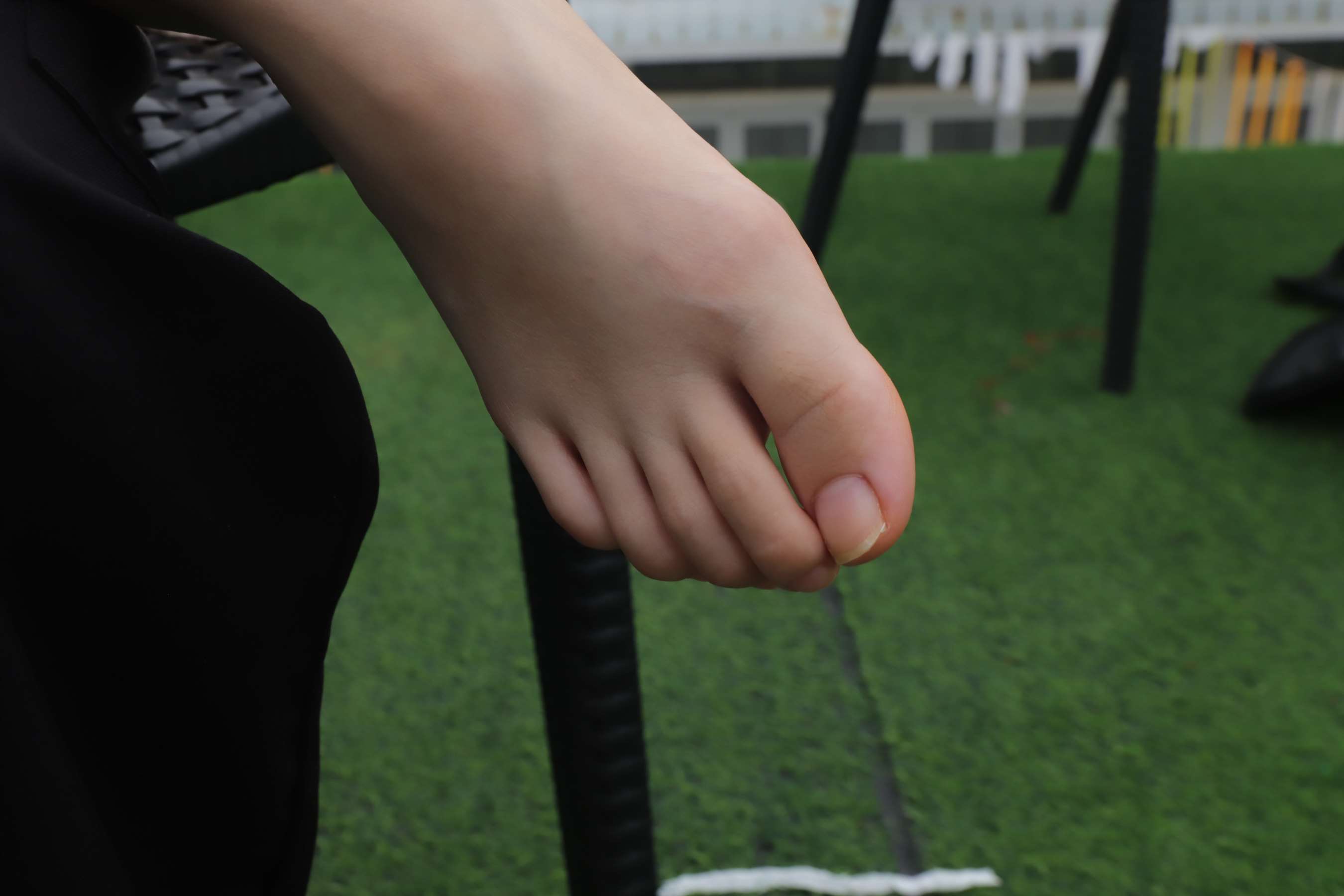 《表妹室外展示36码修长嫩白美脚》作品图