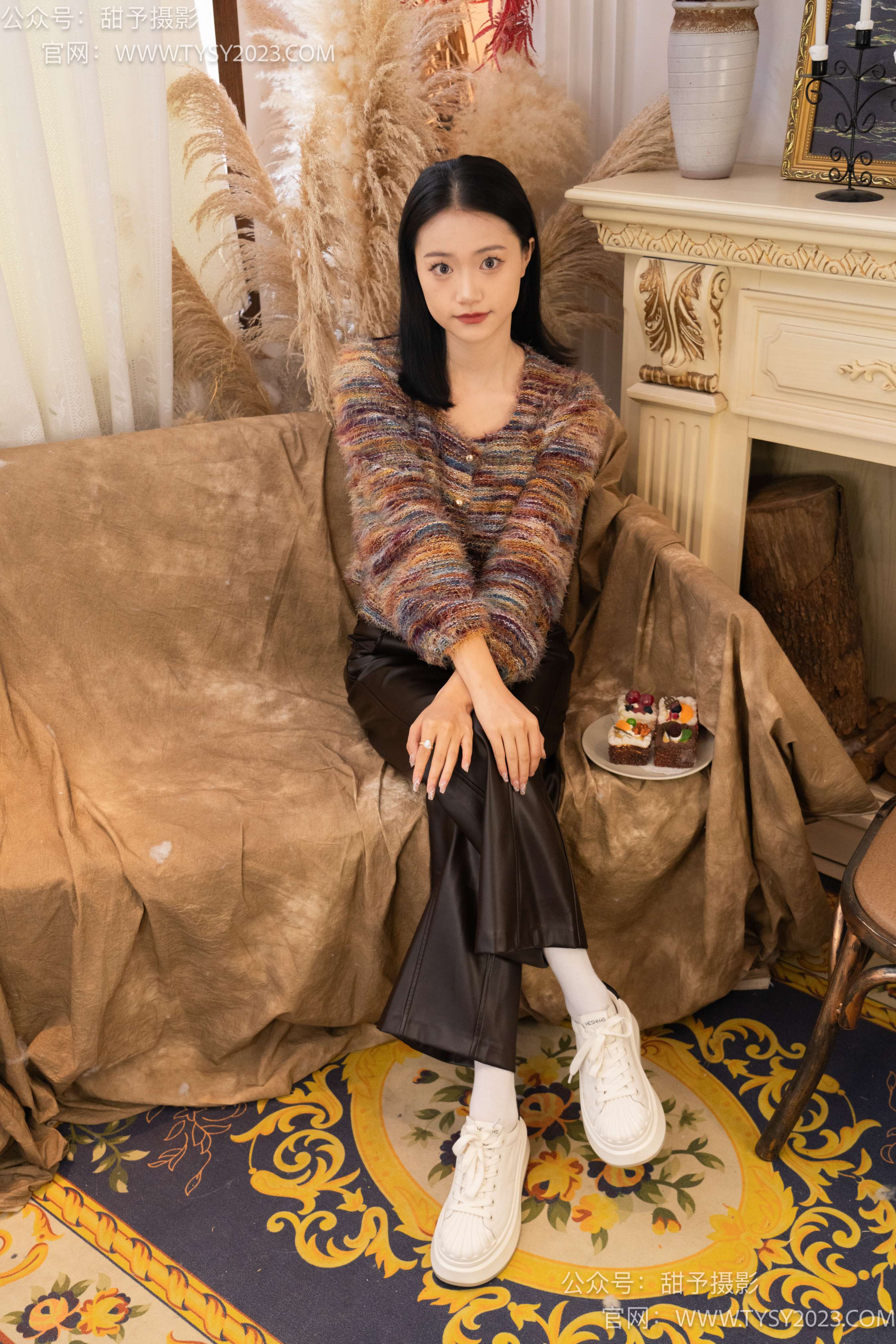 《齐齐-板鞋白棉袜の裸足》作品图