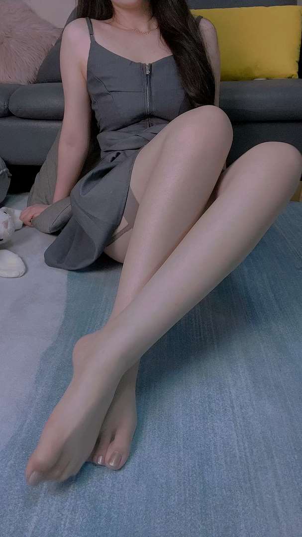 《[视频]直播女神@沐儿连衣裙の丝足》作品图