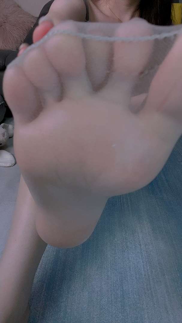 《[视频]直播女神@沐儿连衣裙の丝足》作品图