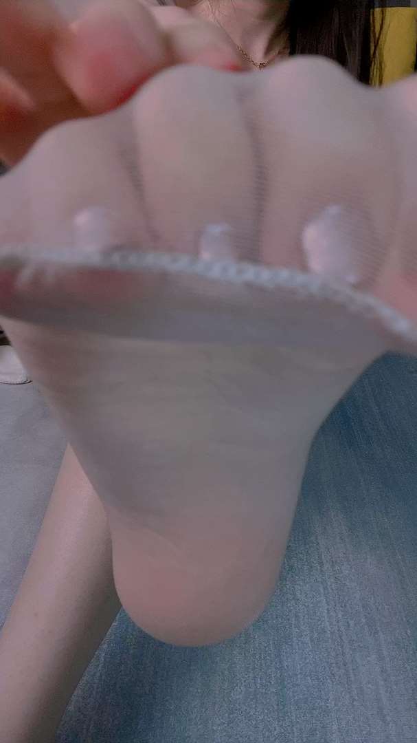 《[视频]直播女神@沐儿连衣裙の丝足》作品图