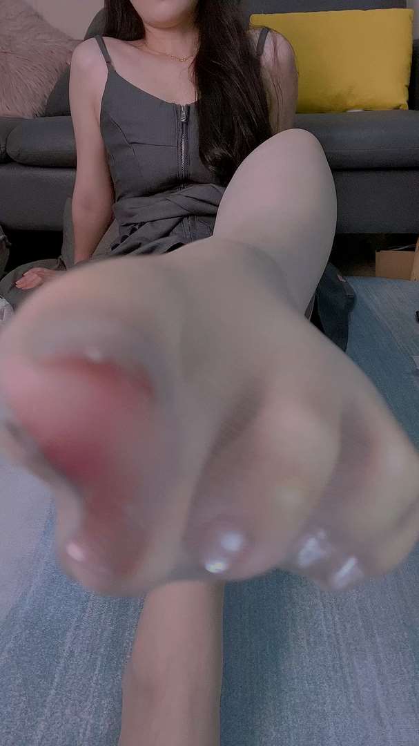 《[视频]直播女神@沐儿连衣裙の丝足》作品图