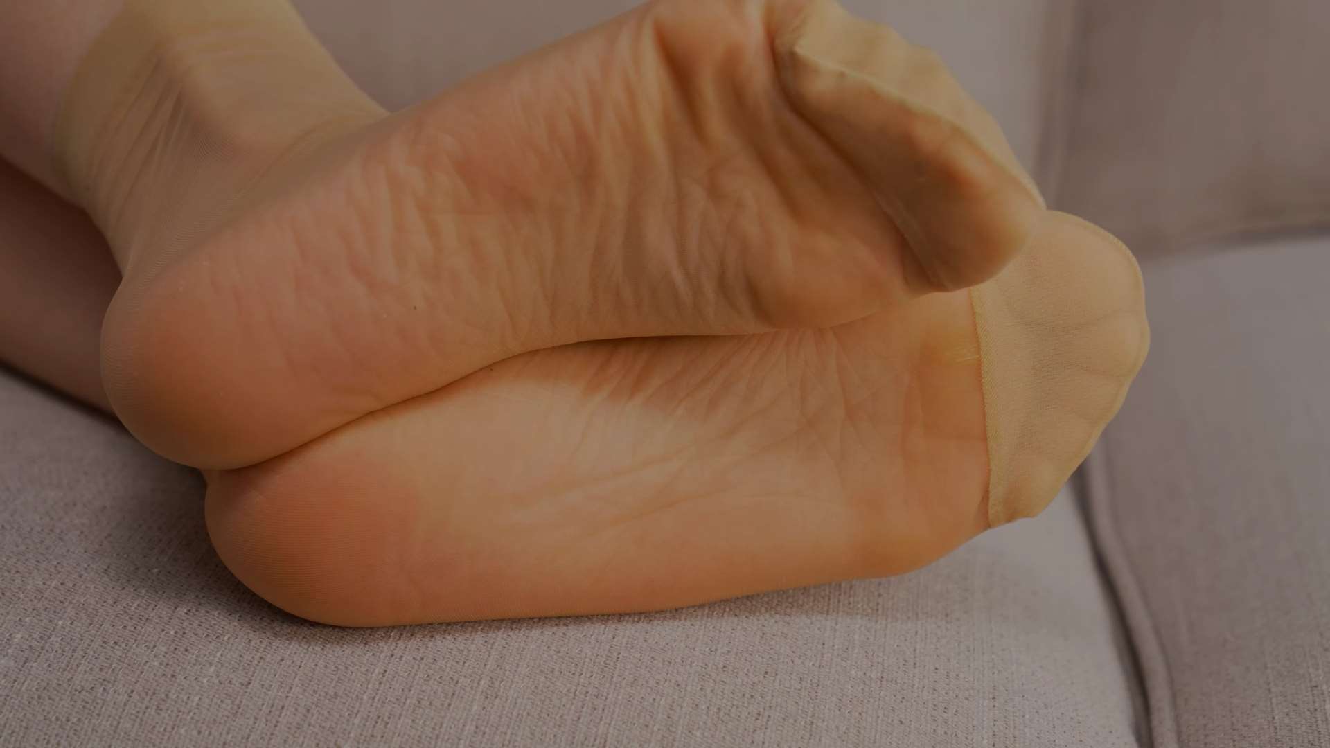 《[寄卖视频]-A&F-雪饼-肉色短丝袜展示脚丫》作品图