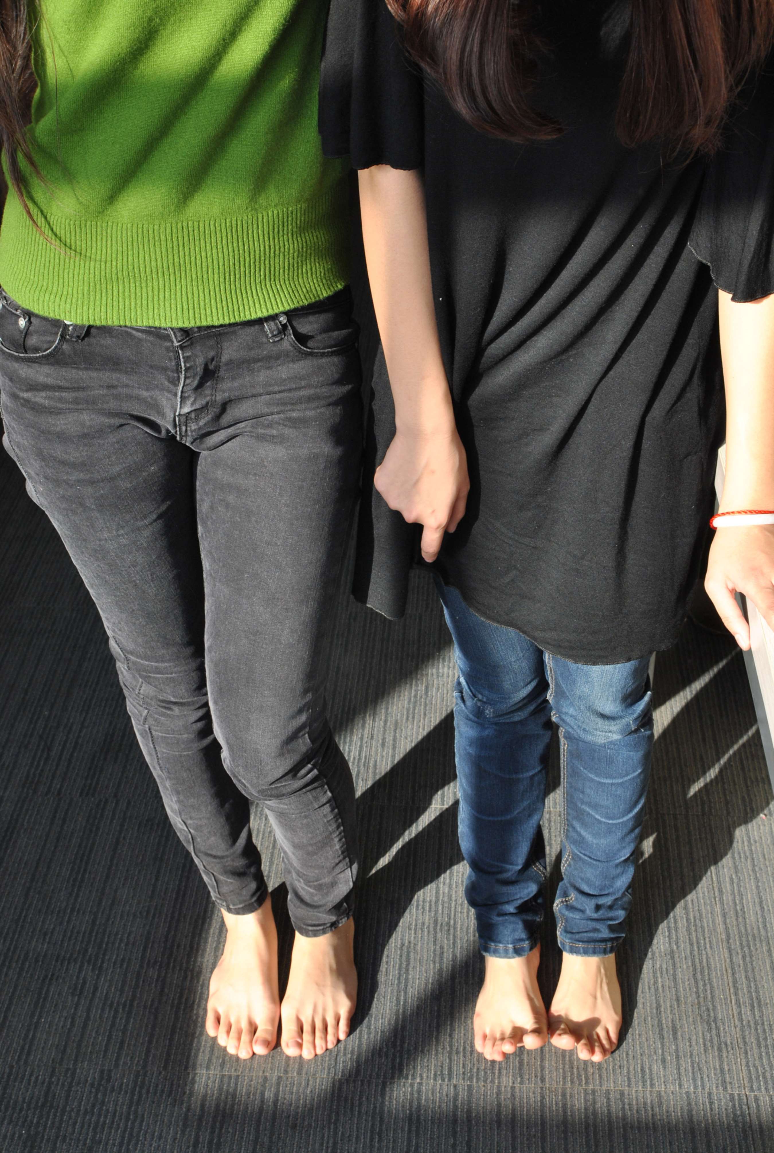 《两个清纯的大学生在脚斗》作品图