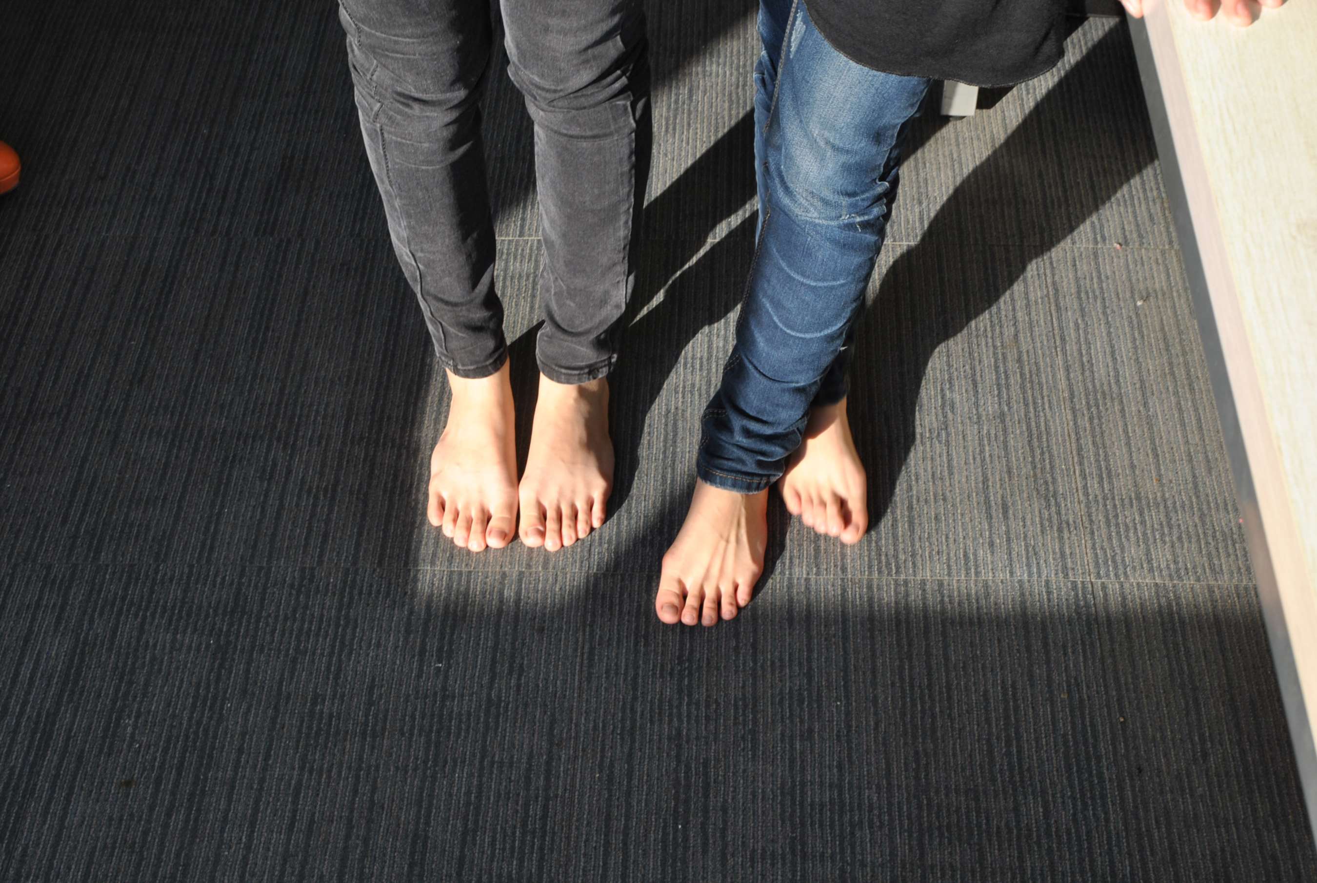 《两个清纯的大学生在脚斗》作品图