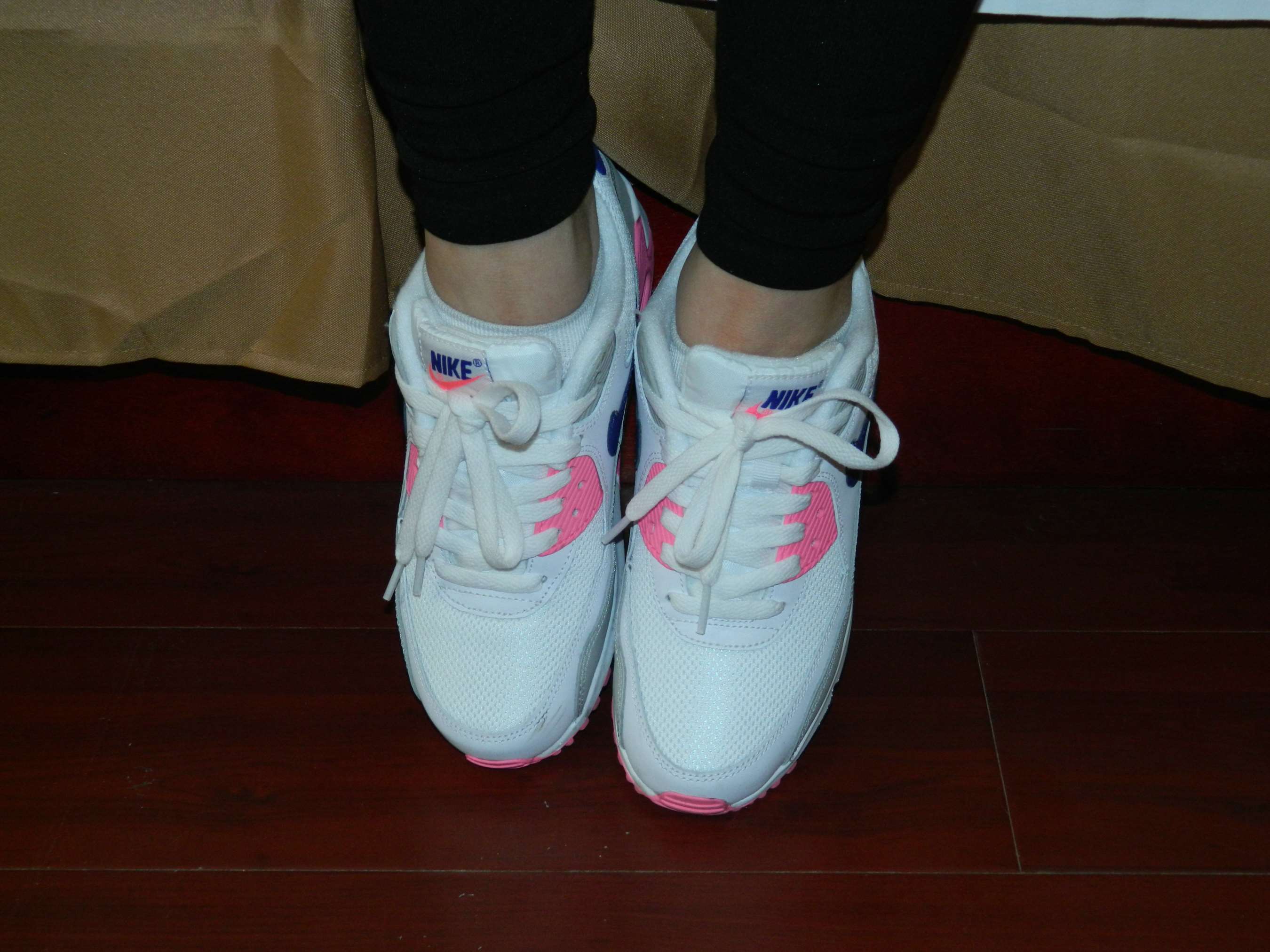 《倩倩宾馆展棉袜嫩足》作品图