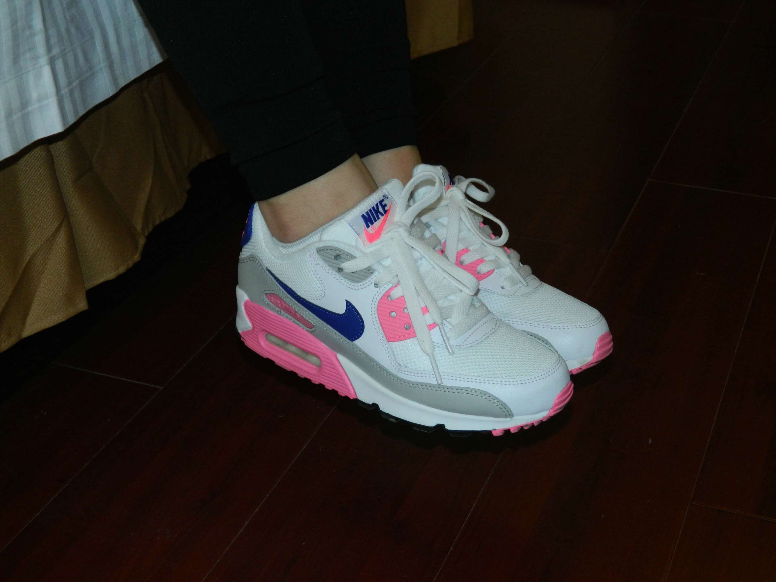 《倩倩宾馆展棉袜嫩足》作品图