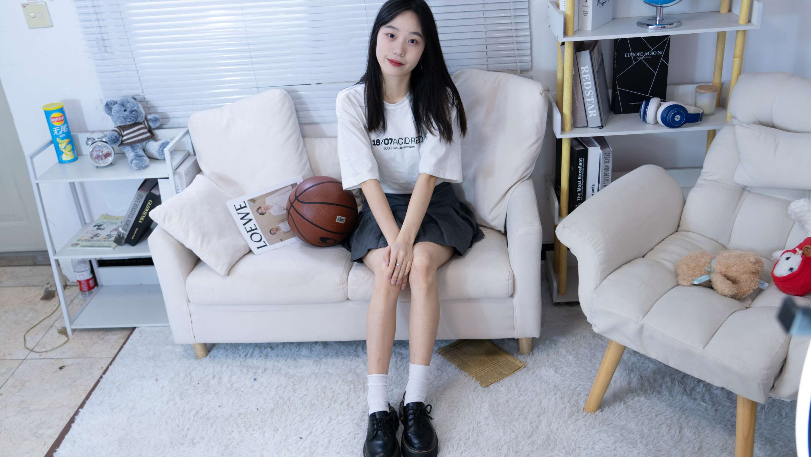 《艺艺-皮鞋白棉袜の裸足》作品图