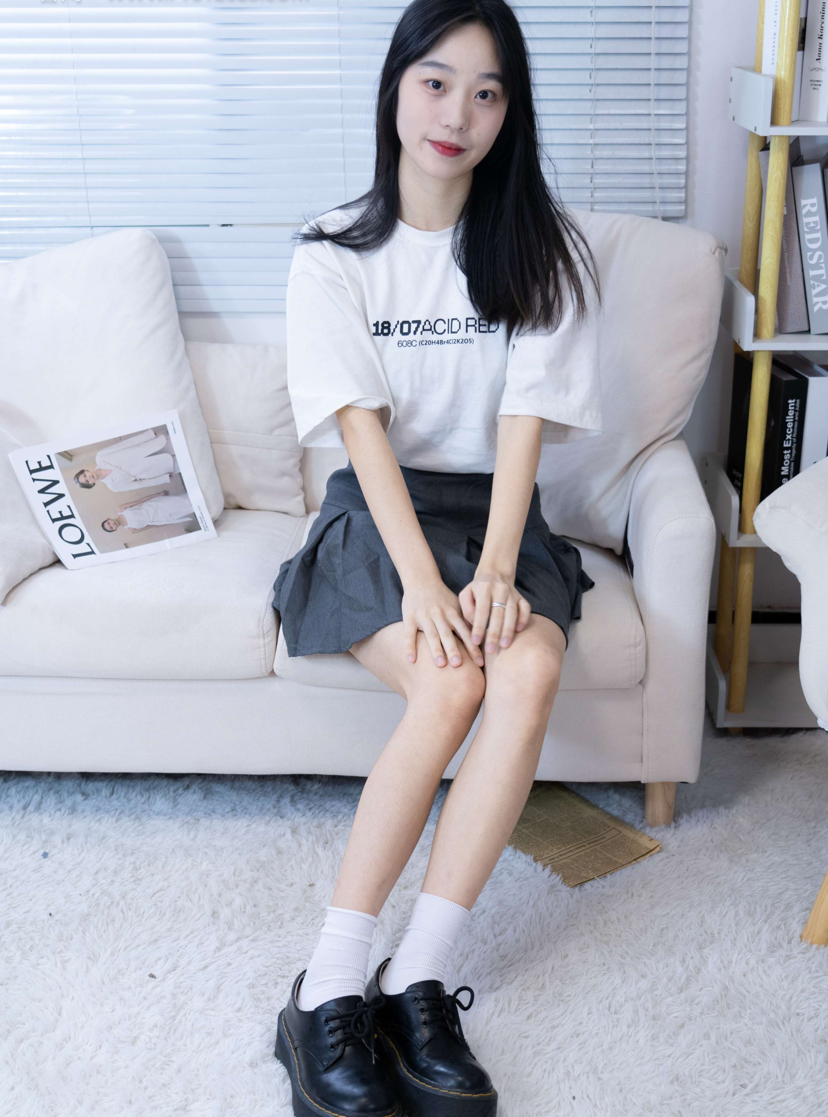 《艺艺-皮鞋白棉袜の裸足》作品图