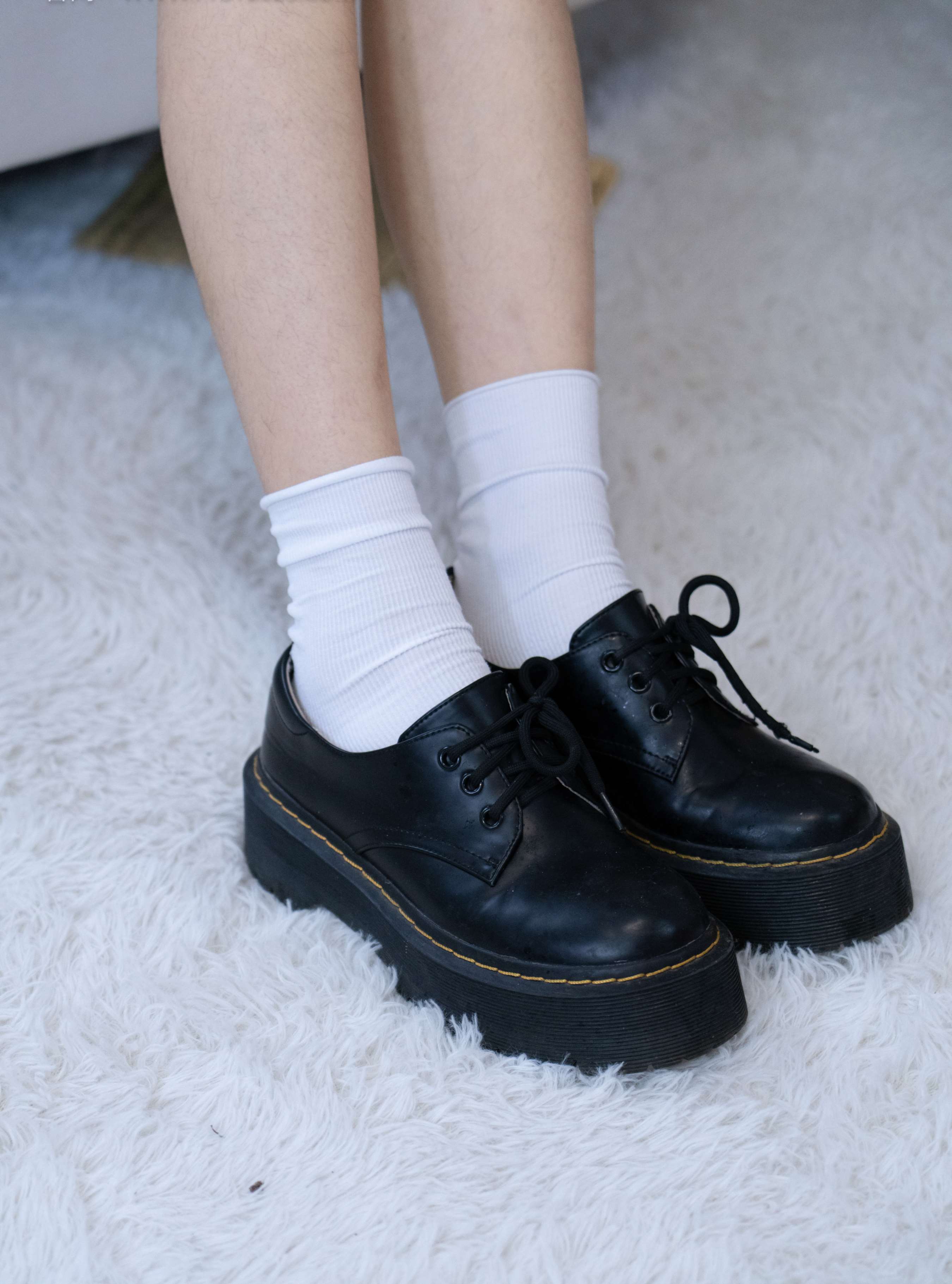 《艺艺-皮鞋白棉袜の裸足》作品图