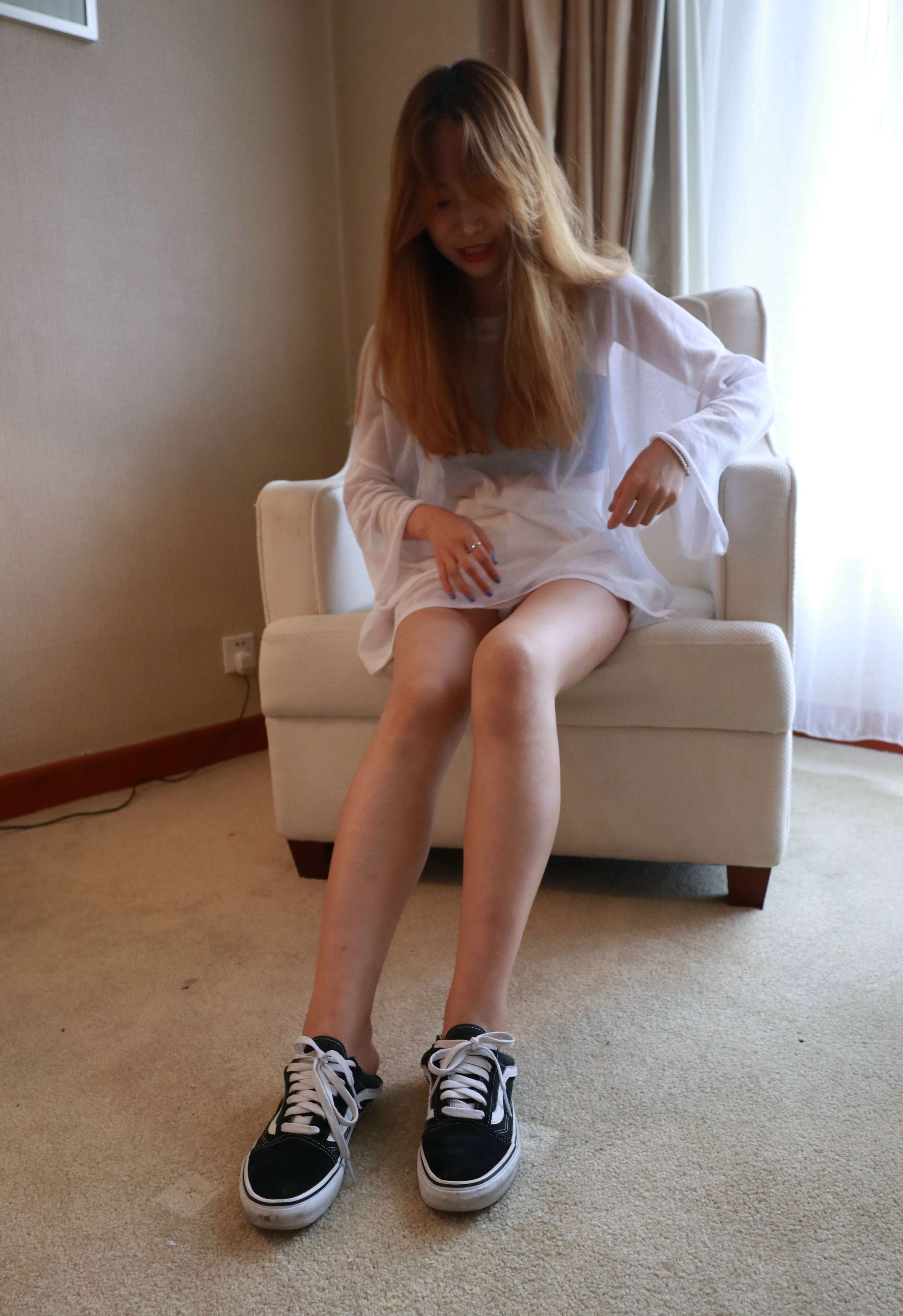 《学妹帆布鞋の赤足》作品图