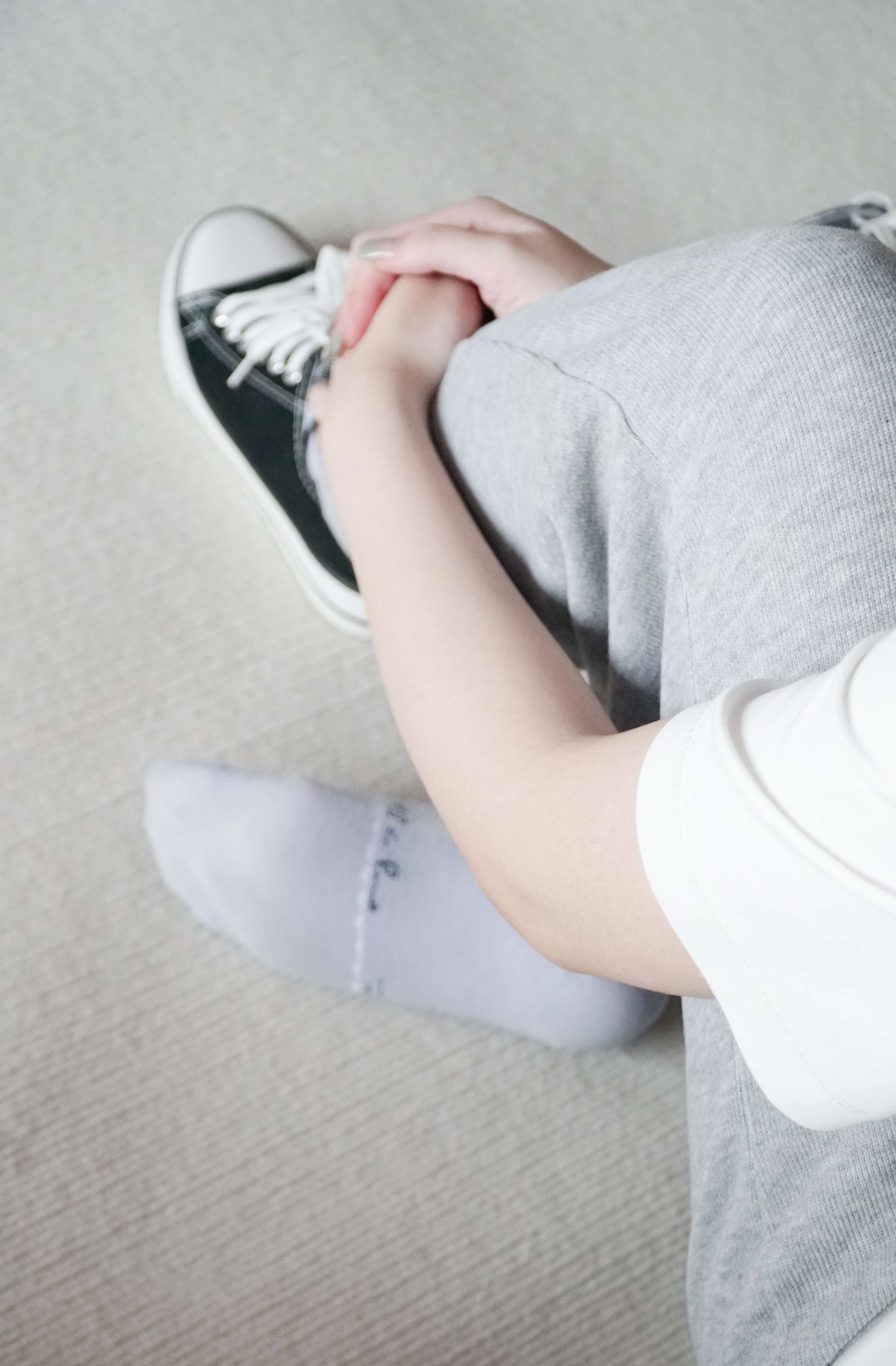 《学妹棉袜の裸足》作品图