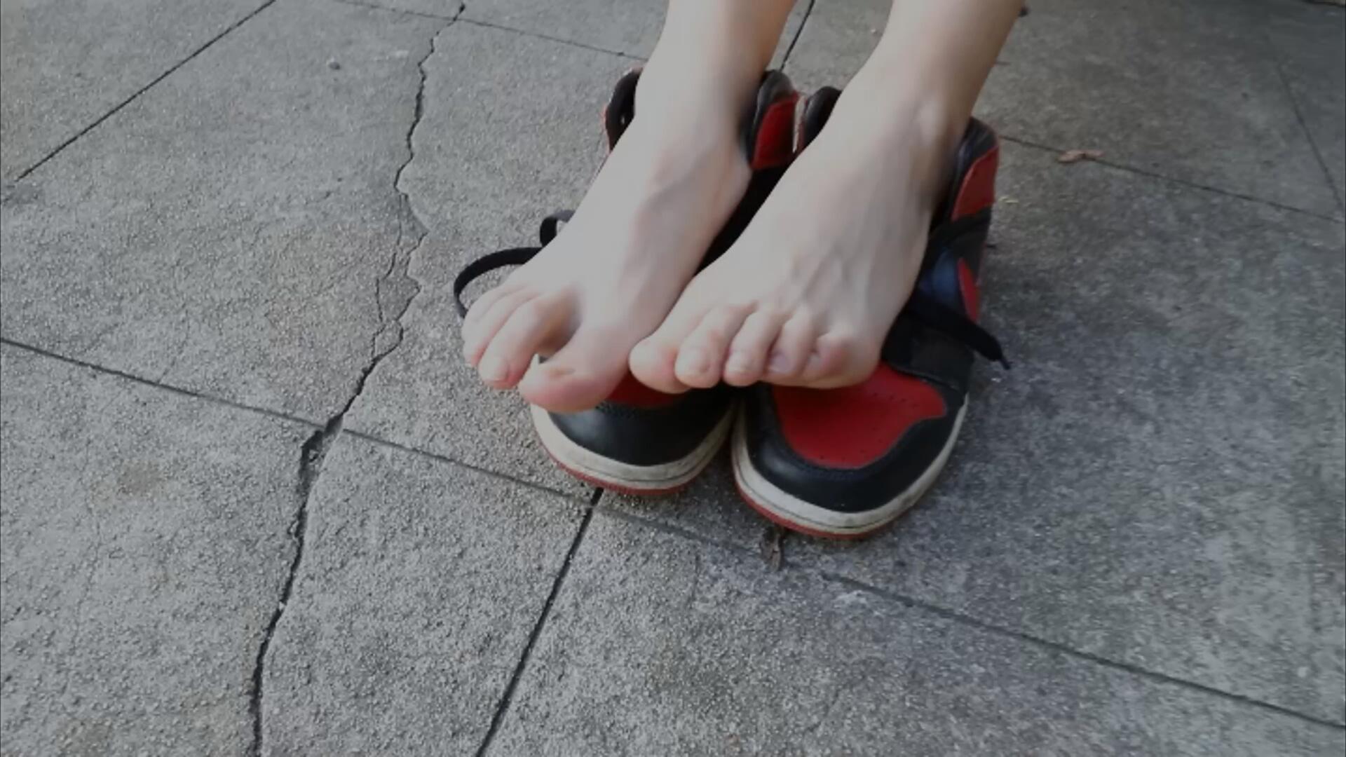 《[视频]少女球鞋の船袜脚丫》作品图