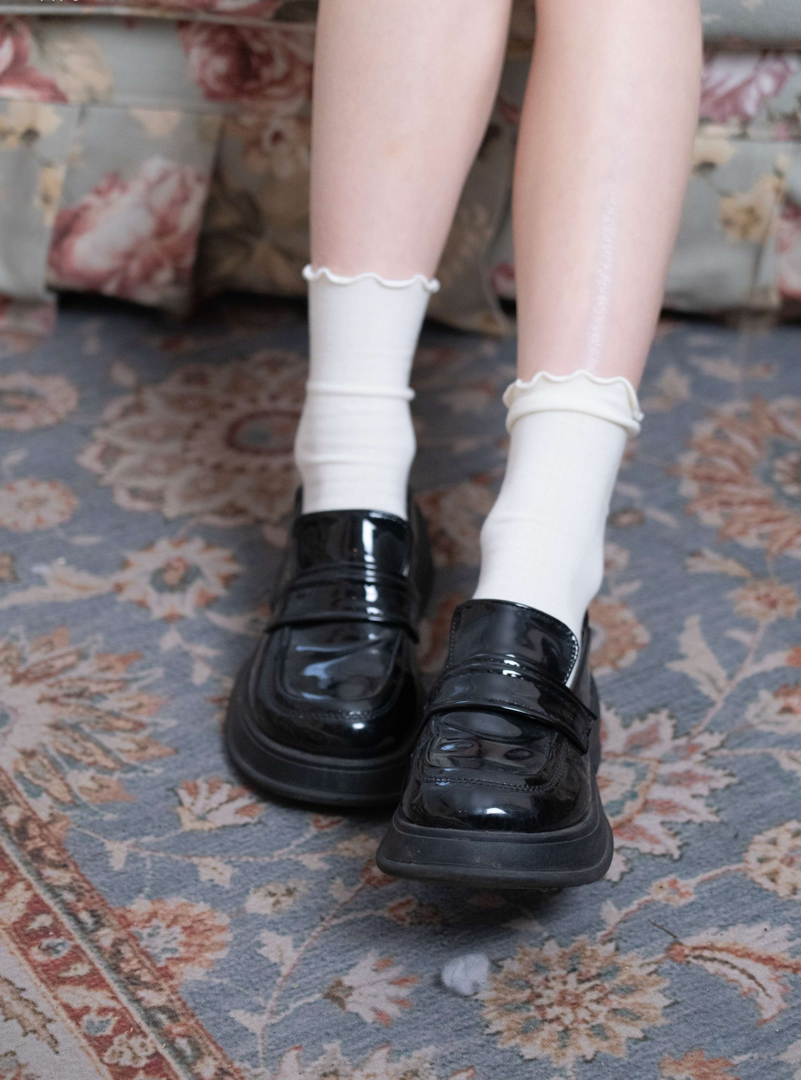 《胡桃-皮鞋白棉袜の裸足》作品图