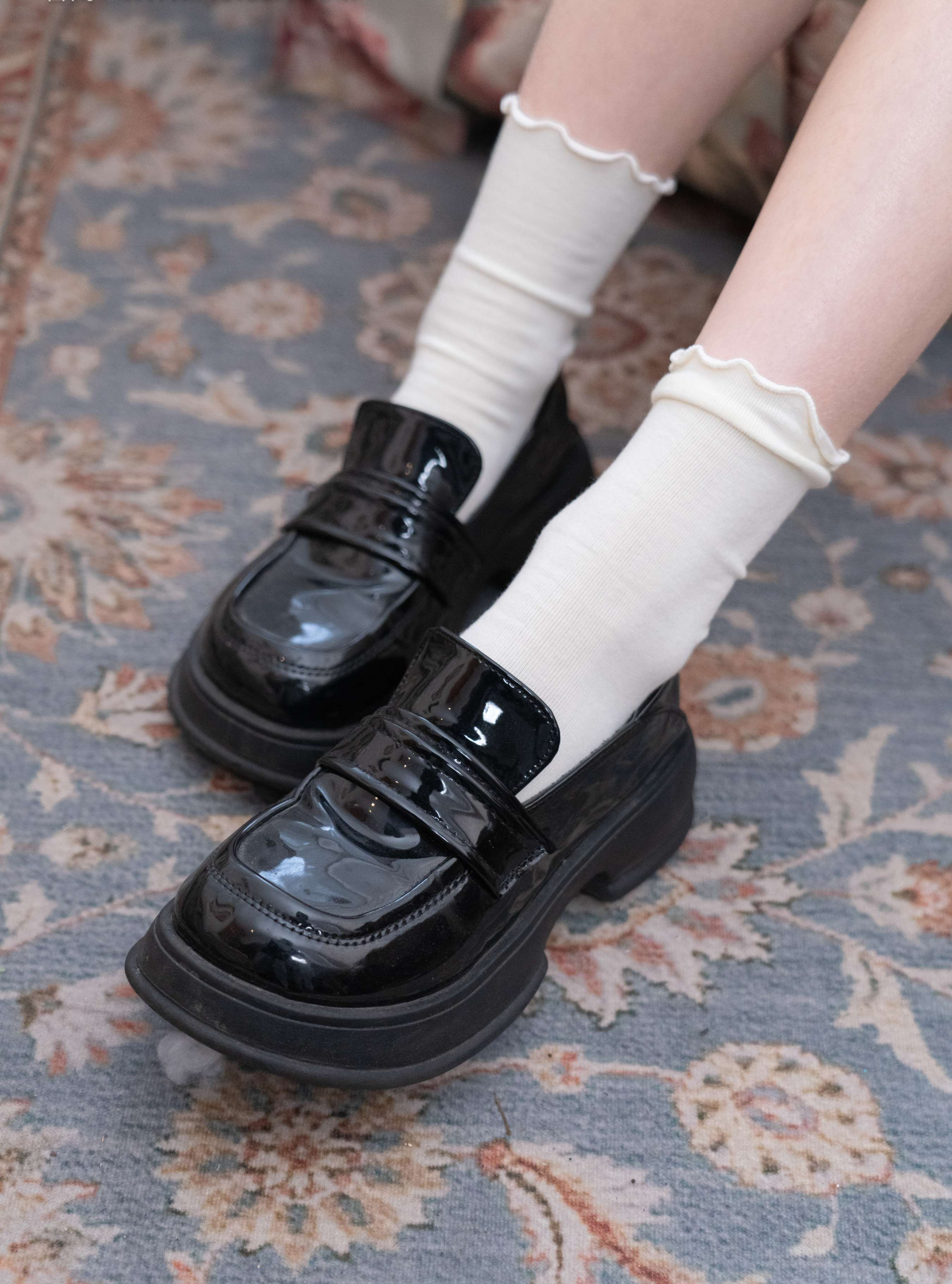 《胡桃-皮鞋白棉袜の裸足》作品图