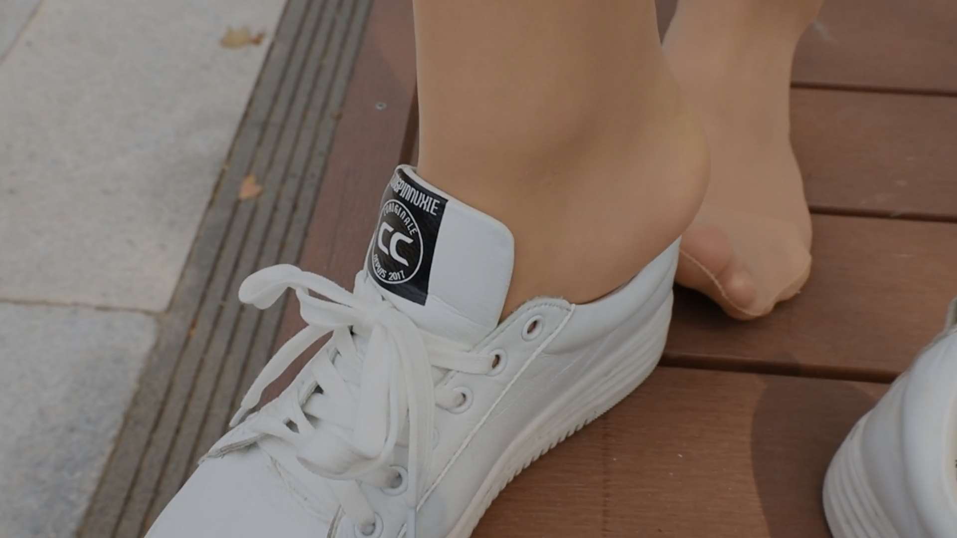 《[视频]少女脱丝袜玩嫩足》作品图