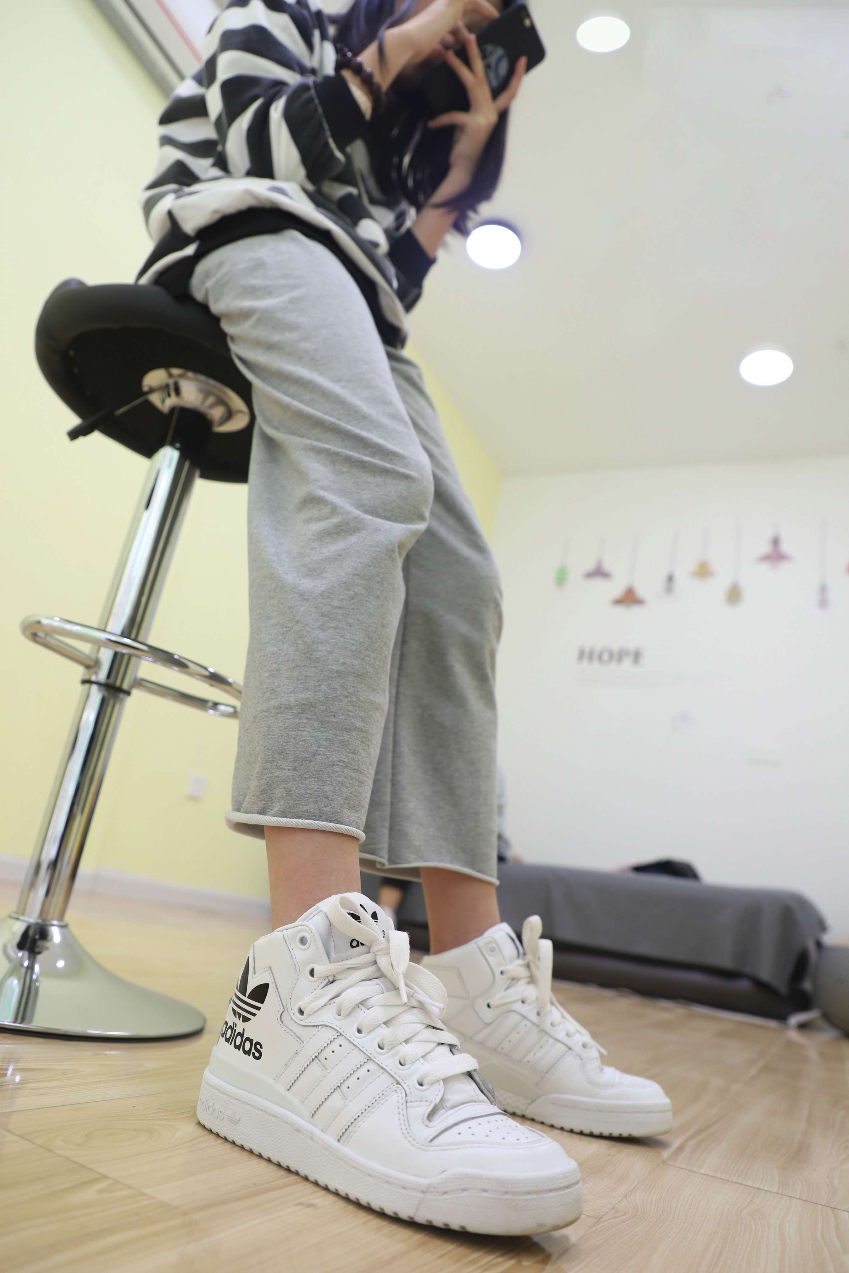 《学姐板鞋の棉袜脚丫》作品图