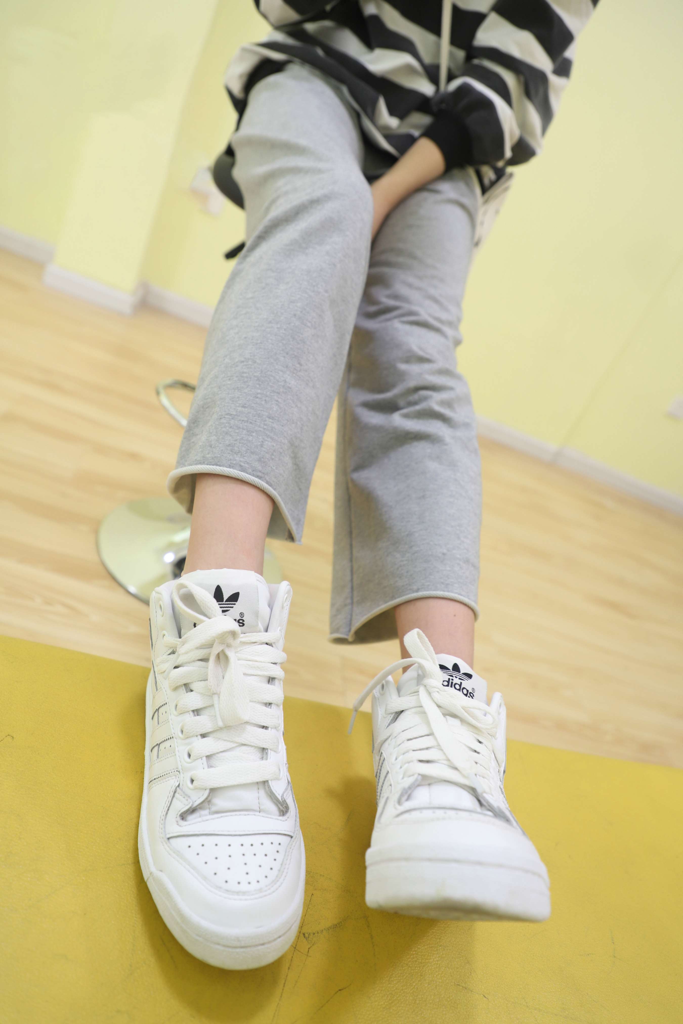 《学姐板鞋の棉袜脚丫》作品图