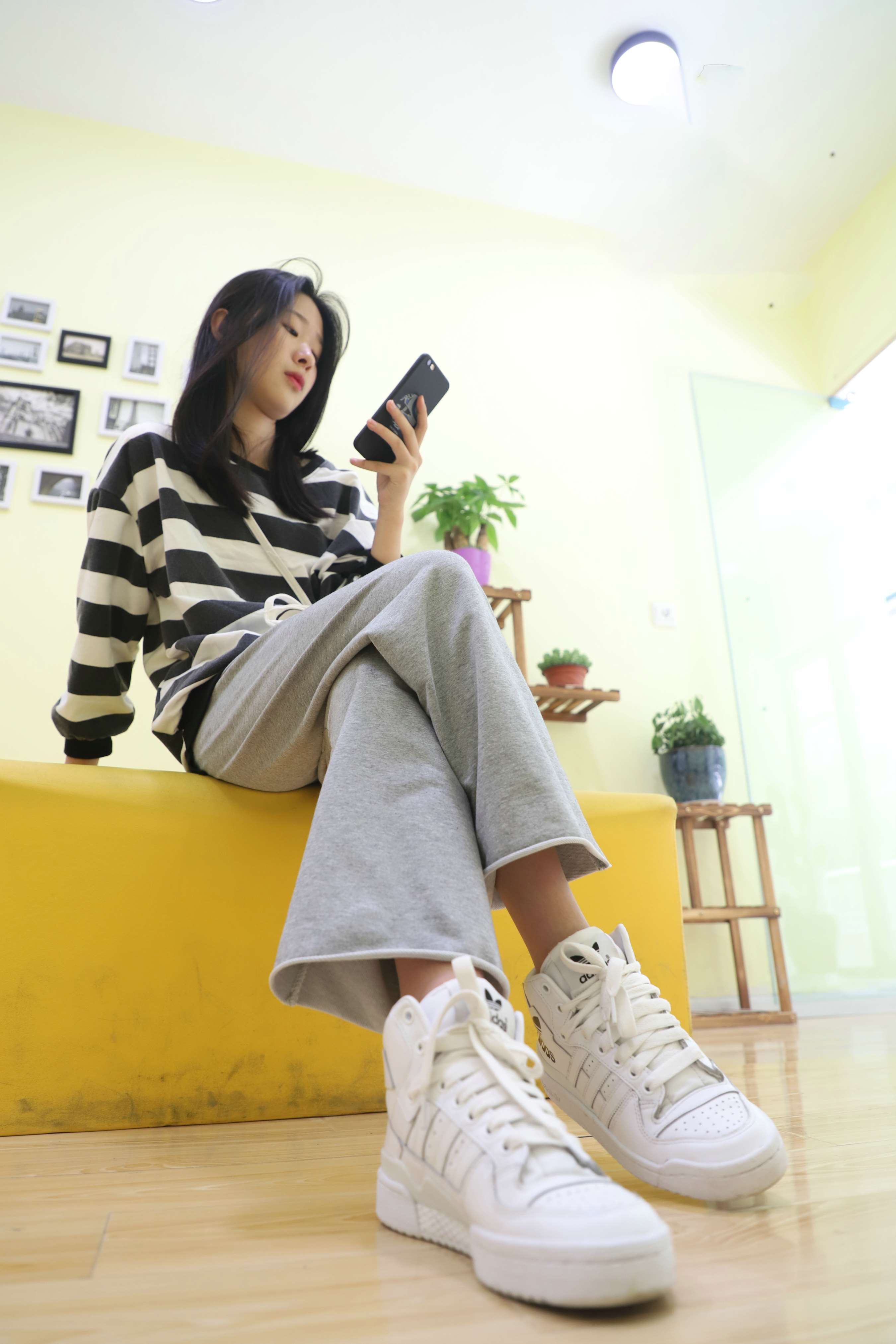 《学姐板鞋の棉袜脚丫》作品图