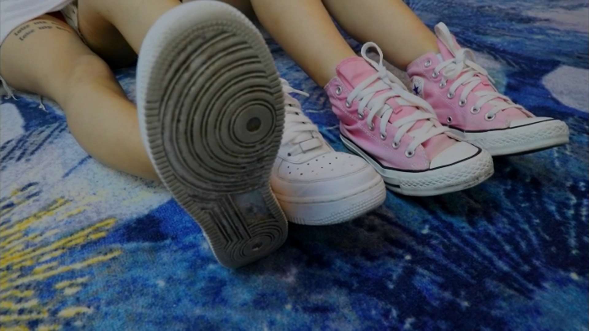 《[视频]两学妹互闻脚丫》作品图